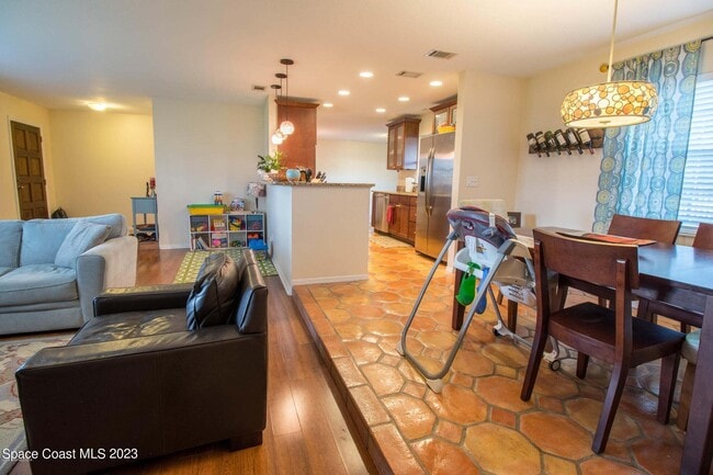 Photo - 210 Maple Dr