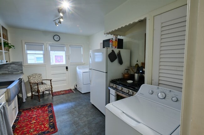 Building Photo - 2315 Branard St