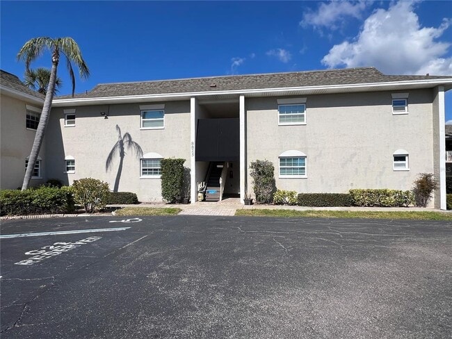 Building Photo - 8825 Bay Pointe Dr Unit 101