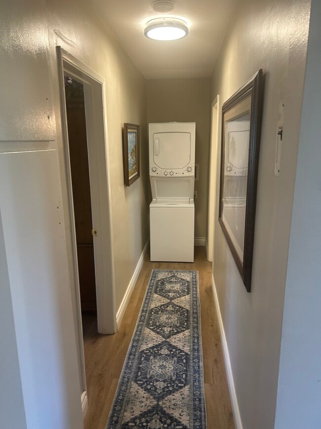 Building Photo - 208 N La Plaza Unit 208NLaPlaza Rental