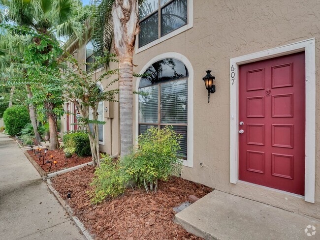 Building Photo - Newly Renovated 2/2.5 Townhome in Winter S...
