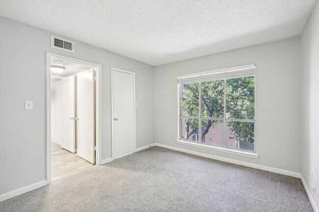 Hollyhills Apartments