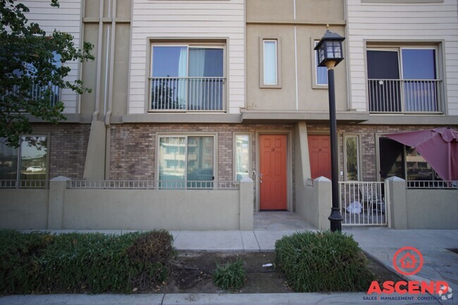 Building Photo - Cutest Condo in Downtown Bakersfield!