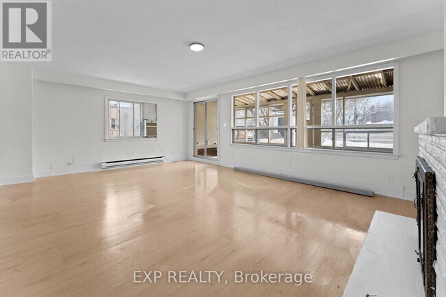 Photo - 1558 Queen St E