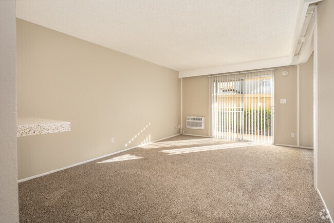 Estudio - 520 pies cuadrados - Sala de estar - Newport Village Apartments