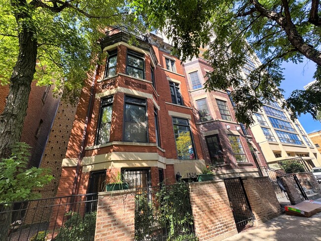 Building Photo - 1526 N La Salle Dr Unit 1E
