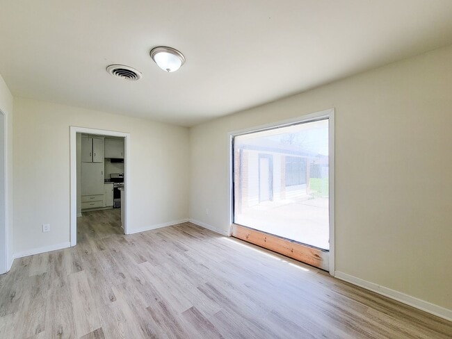 Photo - BEAUTIFUL REMODELED 4 BEDROOM 2 BATH HOME IN LAKE JACKSON, TEXAS
