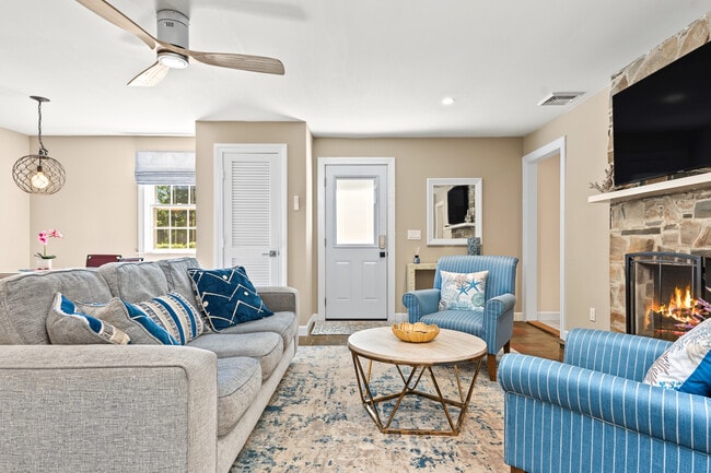 397 Gibbs Ave Unit Cottage B