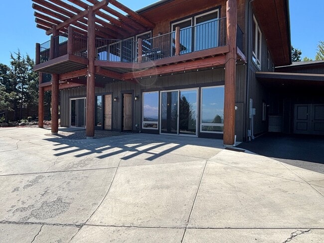 Building Photo - Single Story Home with Great Views!