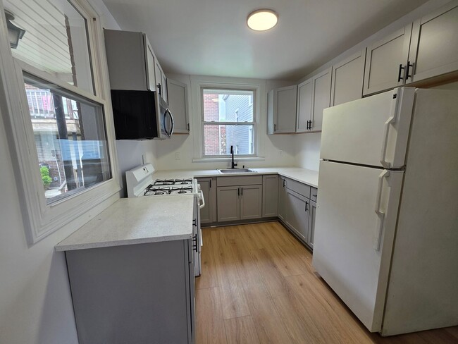 Building Photo - Space 3 bed 1 bath house for rent in Braddock!