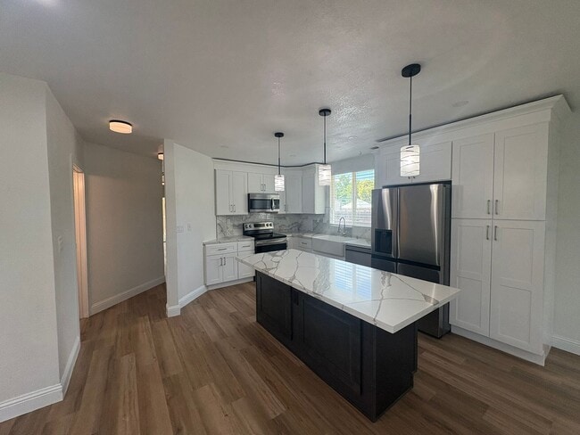 Building Photo - Available NOW Recently Renovated 3BR/3BA Home with Modern Finishes & Spacious Backyard Near Downt...