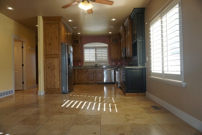Photo - Gorgeous 4 Bedroom Sandy Home "Pet Friendly"