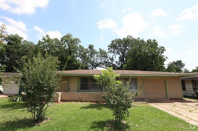 Building Photo - 5734 Lyndhurst Dr Rental