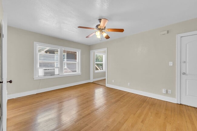 Photo - 902 E 39th ST