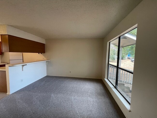 Photo - Cosy 2-1 1/2 with a great yard! Unit B