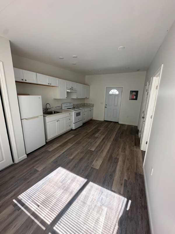 Photo - 201 Eaton Way