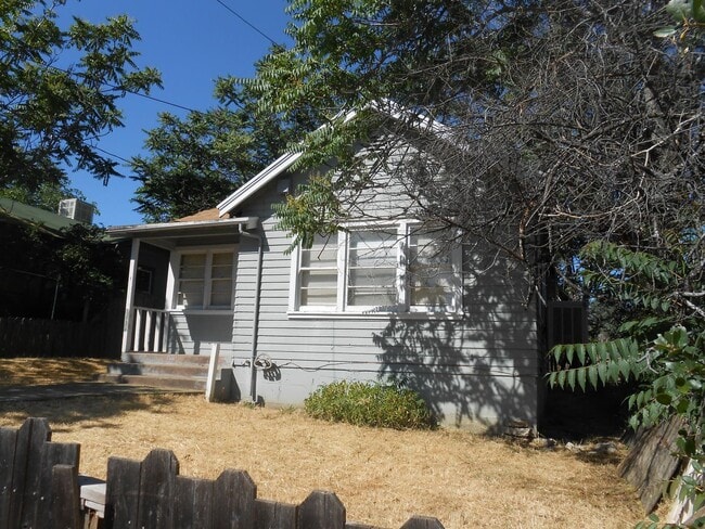 Building Photo - 2 bedroom downtown home with fenced yard