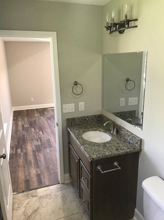 Photo - 708 Delta St