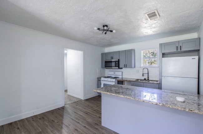 Photo - 301 E Dumble St