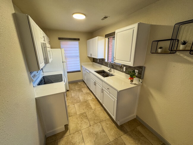 Photo - 2241 S Buckley Rd Unidad 101