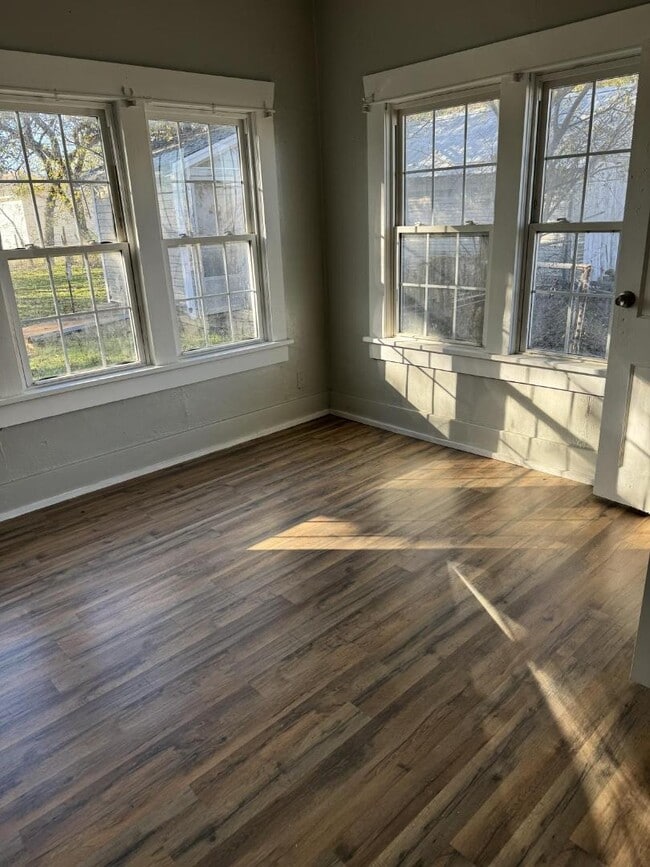 Photo - 835 E Walnut St