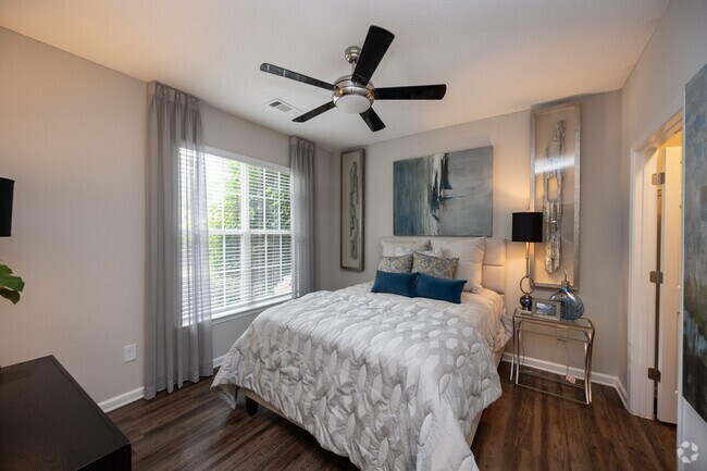 2BR, 2BA - 1150SF