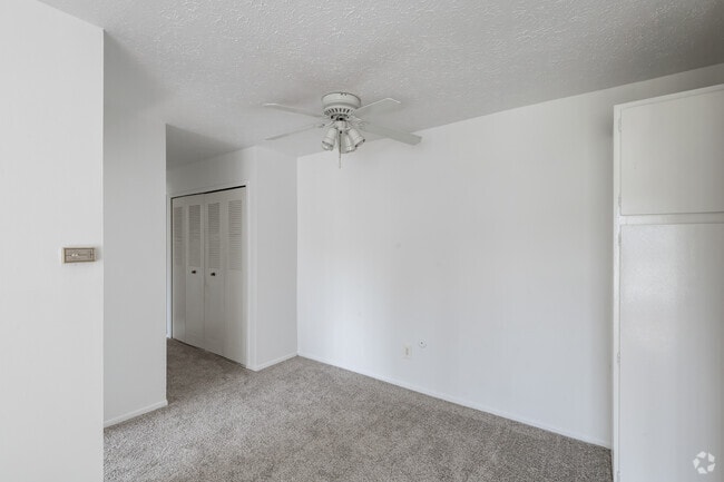 2BR, 1BA - 880SF