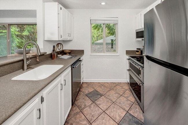 Photo - Updated 2 bed Downtown Redmond Condo w/Poo... Unit D19