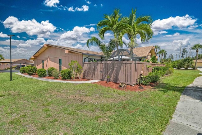 Building Photo - NOW AVAILABLE - Cozy Furnished Villa in Royal Woods!