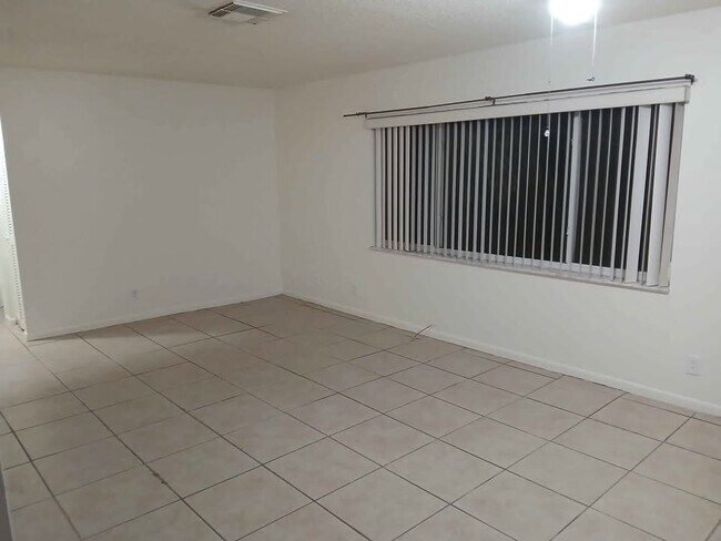 Sala de estar - 9021 W Highland Pines Dr Apartamentos