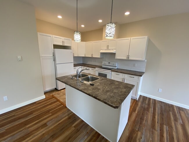 Photo - 1616-1688 88 Ave