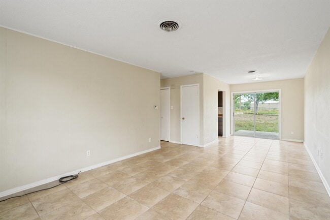 Photo - 706 W 10th St