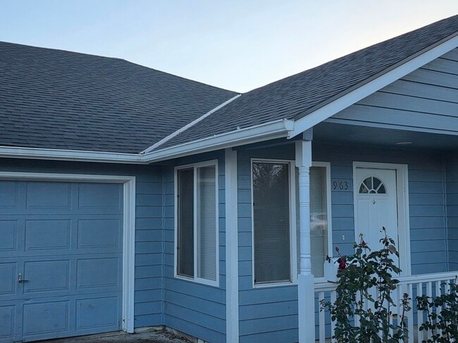 Building Photo - 963 SE Miller Ave