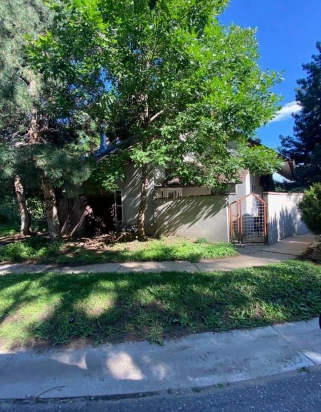 Building Photo - Prime Boulder Townhouse Near Pearl Street & Mt. Sanitas