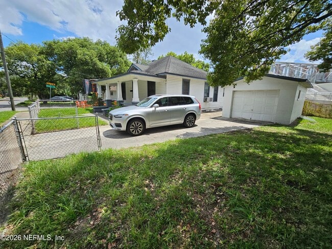 Photo - 836 W 21st St