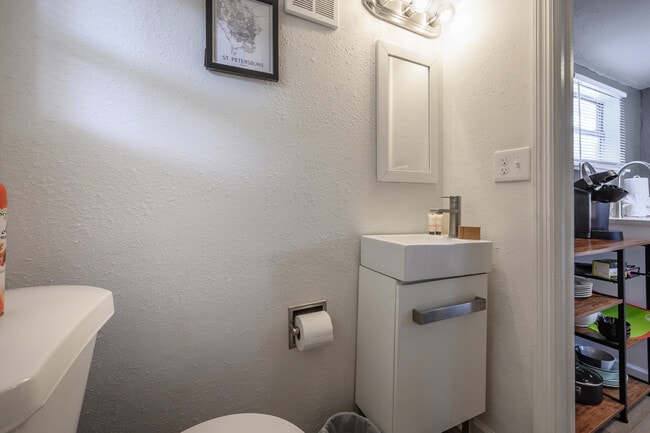 Photo - 2235 1st Ave N Unidad 4 - Fully Furnished