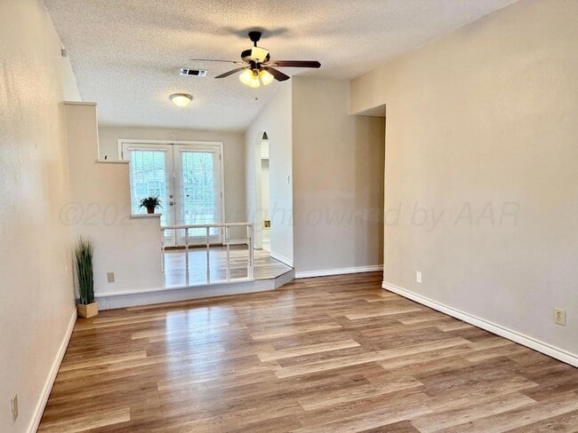 Photo - 1547 Smiley St