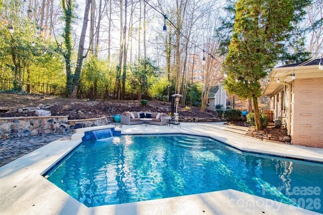 Building Photo - 3911 Lakeside Dr