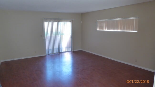 Large Living Room - 1845 S Barrington Ave Unit 2
