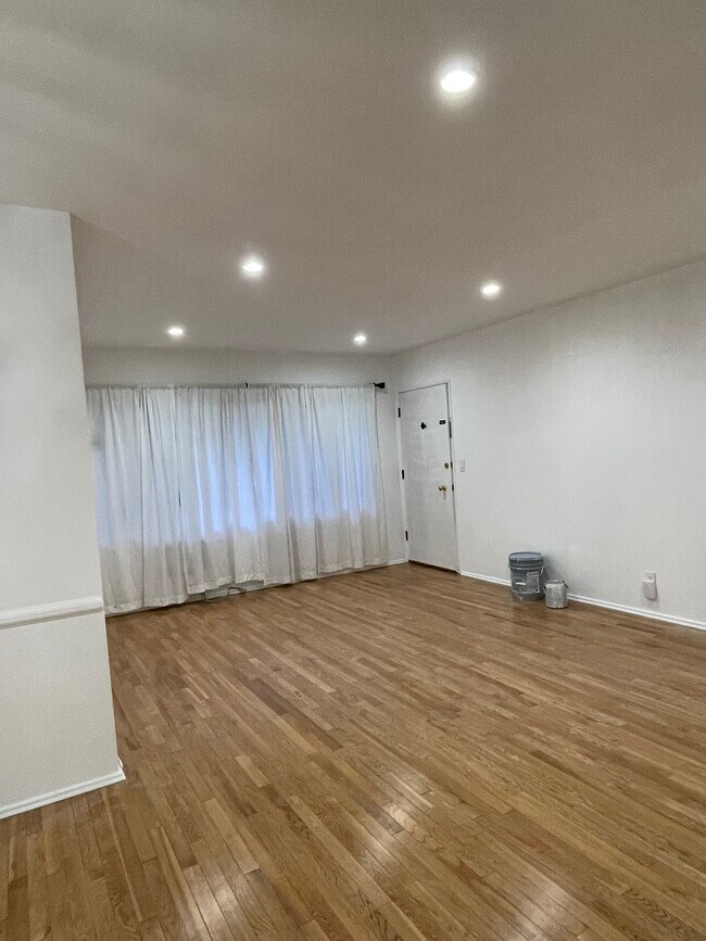 Photo - 221 N Swall Dr Unit 2