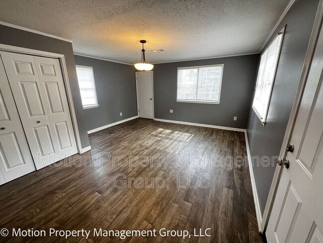 Photo - 2728 Pierce Dr N