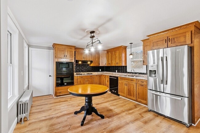 Photo - 2154 Main St