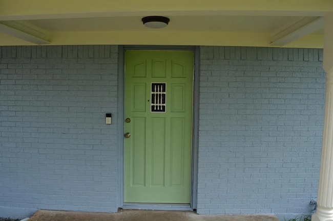 Entry - 306 E Cook St