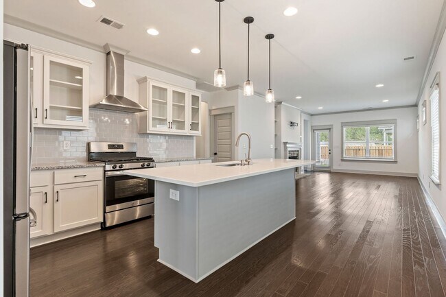 Photo - Move In Special, 10% off 1st month's rent....