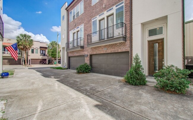 Photo - Beautiful 3-story House In the Heart of Ho...