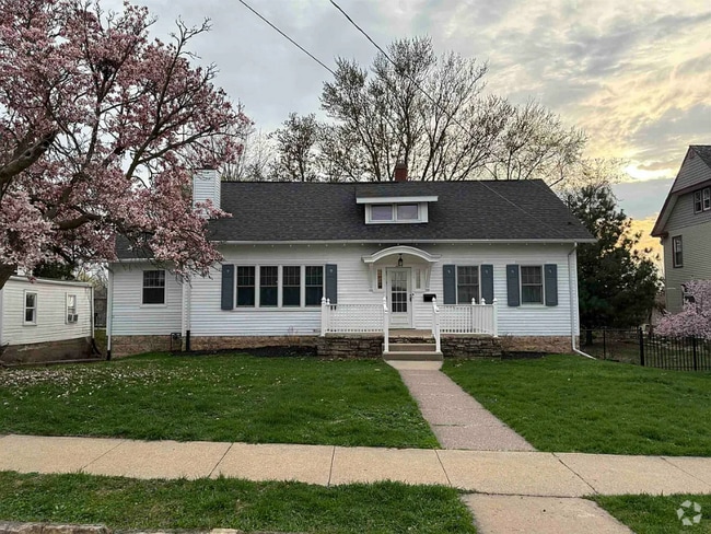 Building Photo - 1215 Mt Pleasant St Rental