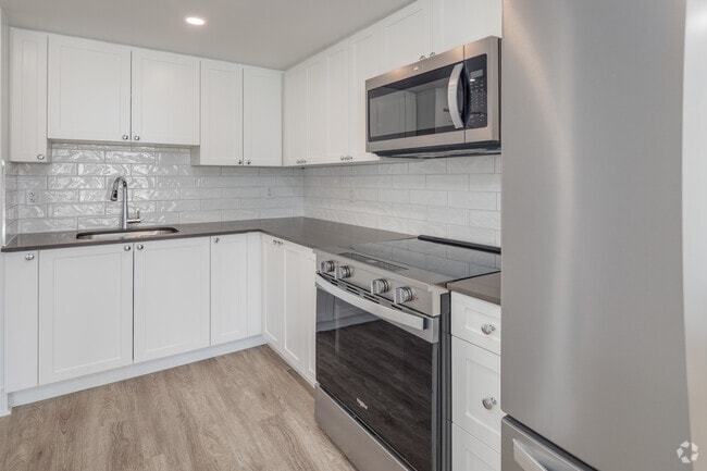 Interior Photo - 2190 Bellevue Avenue