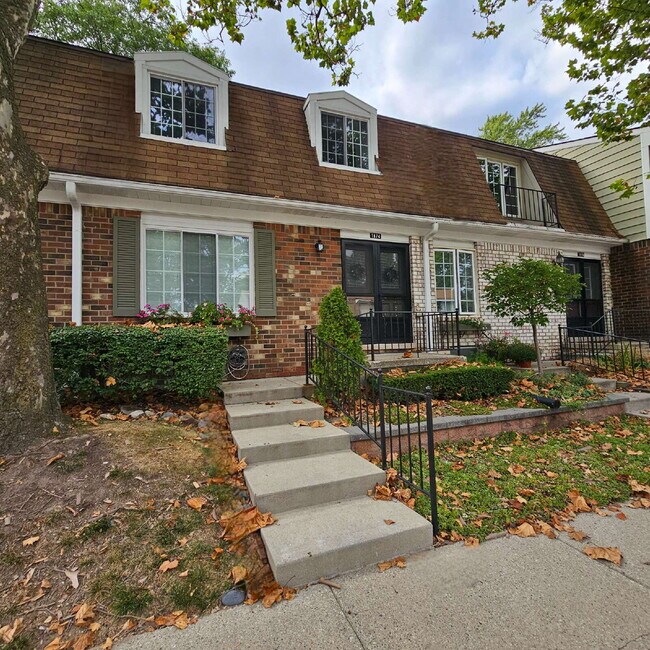 Building Photo - Bright 2-bedroom, 1.5-bathroom condo locat...