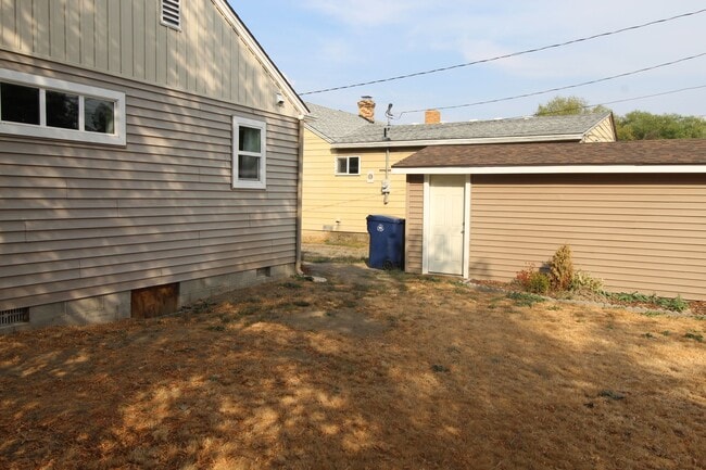 Photo - 418 E Hawthorne Rd