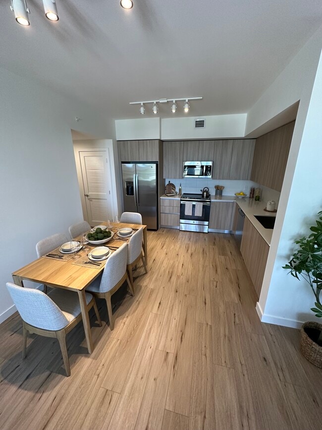 Building Photo - 670 W 77th St